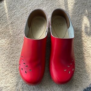 Sven Leaf Punch Closed Back Clogs